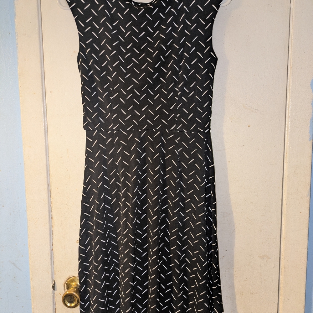 212 Collection Black and White Geometric Midi Dress.